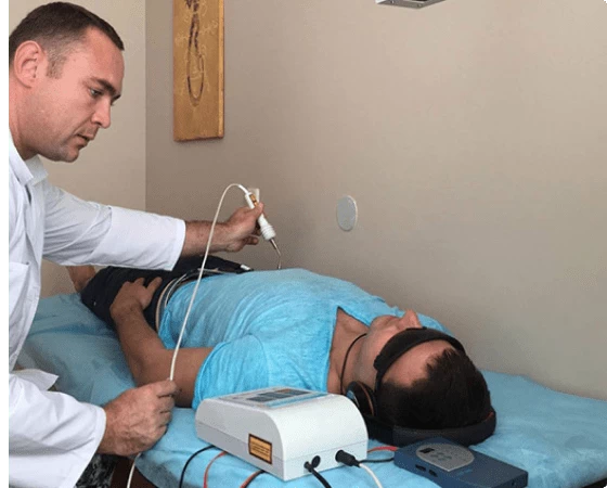 Мужчине проводят аппаратное кодирование